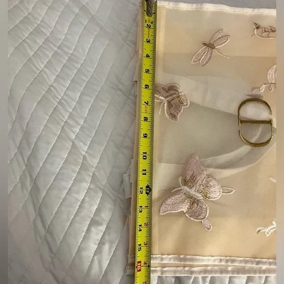 Stylish Dior Beauty GWP tote.
Cream Lace tote with embroidered buttertly - Picture 14 of 14